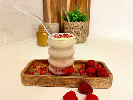 Berry Iced Matcha Latte – Die frische Sommer-Lovestory im Glas