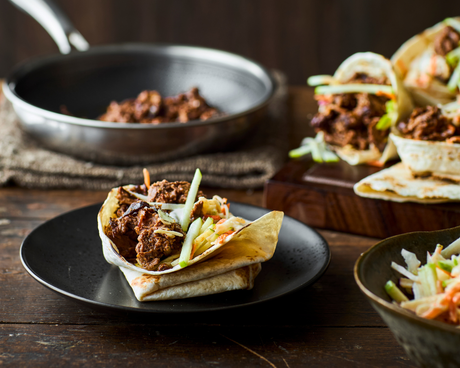 Pulled Beef in Tortillas mit Coleslaw und Apfel
